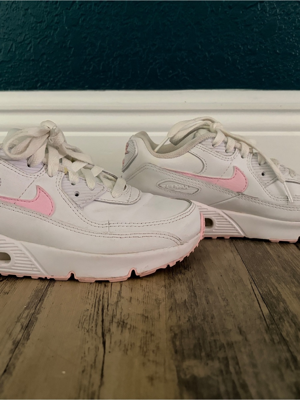 Nike White Women's Sneakers with Pink Swoosh